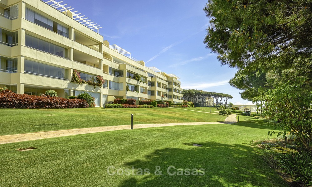 Bel appartement en première ligne de plage avec une vue exceptionnelle sur la mer à vendre dans un complexe de haut standing, Cabopino, Marbella Est 12983