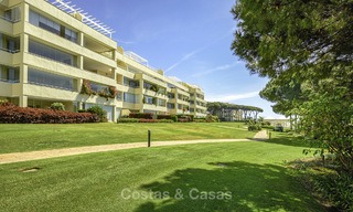 Bel appartement en première ligne de plage avec une vue exceptionnelle sur la mer à vendre dans un complexe de haut standing, Cabopino, Marbella Est 12983 