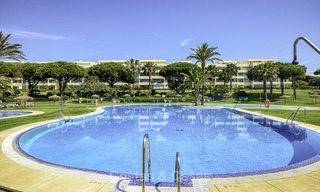 Bel appartement en première ligne de plage avec une vue exceptionnelle sur la mer à vendre dans un complexe de haut standing, Cabopino, Marbella Est 12985 