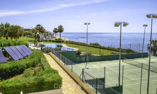 Bel appartement en première ligne de plage avec une vue exceptionnelle sur la mer à vendre dans un complexe de haut standing, Cabopino, Marbella Est 12988 
