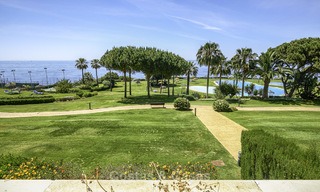 Bel appartement en première ligne de plage avec une vue exceptionnelle sur la mer à vendre dans un complexe de haut standing, Cabopino, Marbella Est 12996 