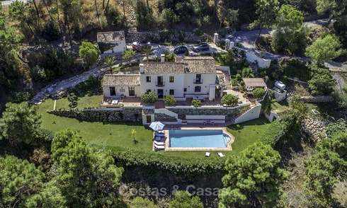 Villa traditionnelle idyllique avec vue imprenable sur la campagne à vendre, dans le domaine sécurisé et exclusif d'El Madroñal, Benahavis, Marbella. 12938