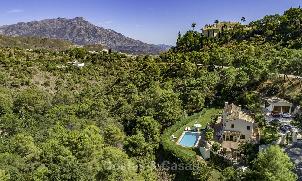 Villa traditionnelle idyllique avec vue imprenable sur la campagne à vendre, dans le domaine sécurisé et exclusif d'El Madroñal, Benahavis, Marbella. 12940