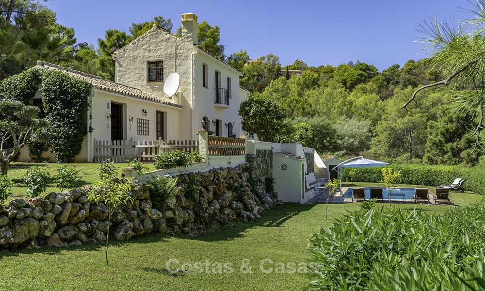 Villa traditionnelle idyllique avec vue imprenable sur la campagne à vendre, dans le domaine sécurisé et exclusif d'El Madroñal, Benahavis, Marbella. 12942
