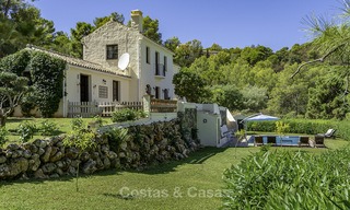 Villa traditionnelle idyllique avec vue imprenable sur la campagne à vendre, dans le domaine sécurisé et exclusif d'El Madroñal, Benahavis, Marbella. 12942 