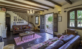 Villa traditionnelle idyllique avec vue imprenable sur la campagne à vendre, dans le domaine sécurisé et exclusif d'El Madroñal, Benahavis, Marbella. 12950 