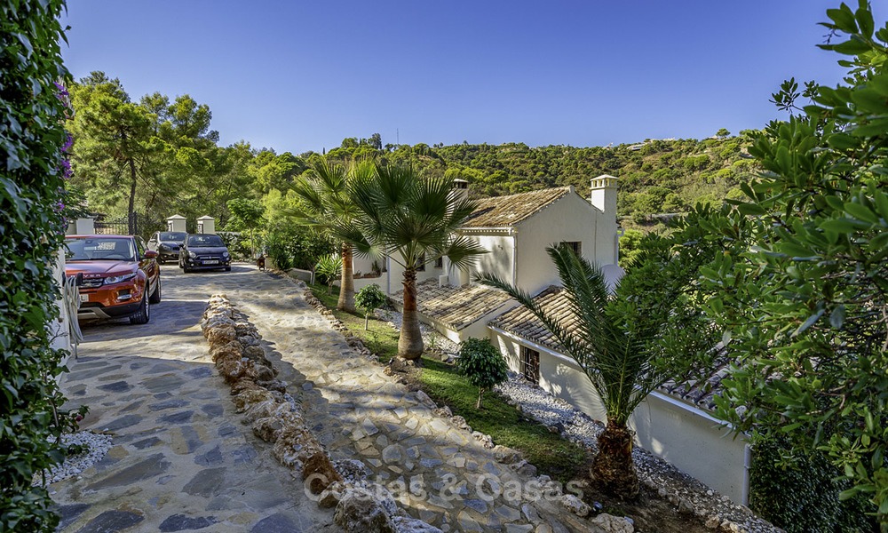 Villa traditionnelle idyllique avec vue imprenable sur la campagne à vendre, dans le domaine sécurisé et exclusif d'El Madroñal, Benahavis, Marbella. 12957