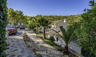 Villa traditionnelle idyllique avec vue imprenable sur la campagne à vendre, dans le domaine sécurisé et exclusif d'El Madroñal, Benahavis, Marbella. 12957 
