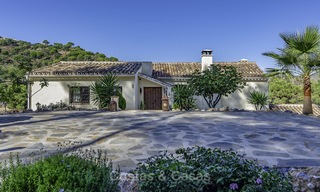 Villa traditionnelle idyllique avec vue imprenable sur la campagne à vendre, dans le domaine sécurisé et exclusif d'El Madroñal, Benahavis, Marbella. 12958 