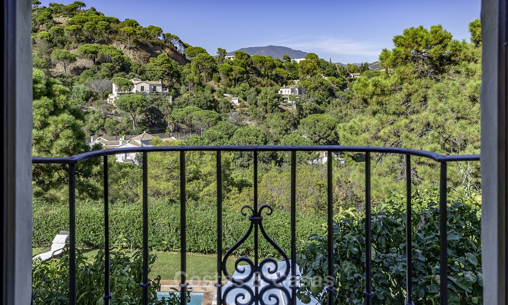 Villa traditionnelle idyllique avec vue imprenable sur la campagne à vendre, dans le domaine sécurisé et exclusif d'El Madroñal, Benahavis, Marbella. 12960