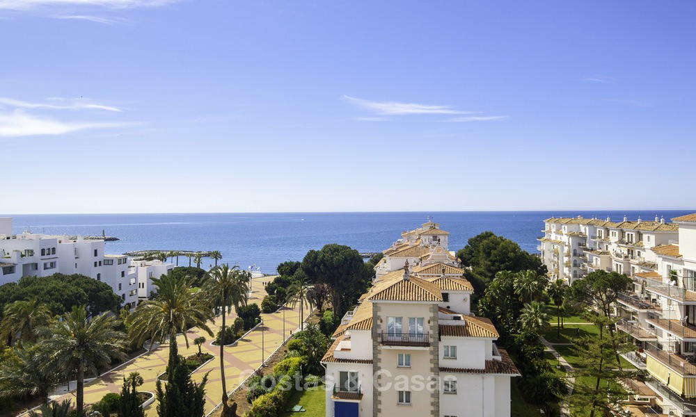 Penthouse avec vue sur la mer dans un complexe de plage en première ligne à vendre, Puerto Banus, Marbella 13236