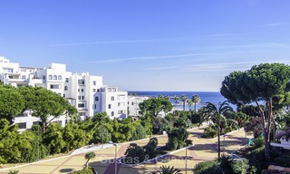 Penthouse avec vue sur la mer dans un complexe de plage en première ligne à vendre, Puerto Banus, Marbella 13247 