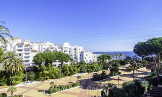 Penthouse avec vue sur la mer dans un complexe de plage en première ligne à vendre, Puerto Banus, Marbella 13248 