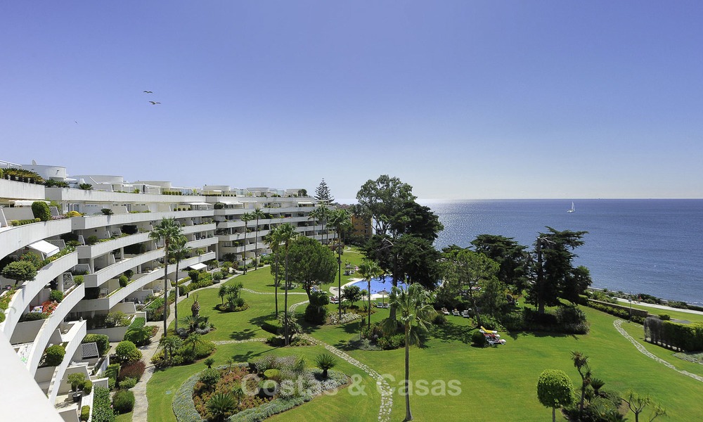 Situé directement sur la plage, penthouse de coin exceptionnel à vendre dans une résidence exclusive et sécurisée, New Golden Mile, Marbella - Estepona 13334
