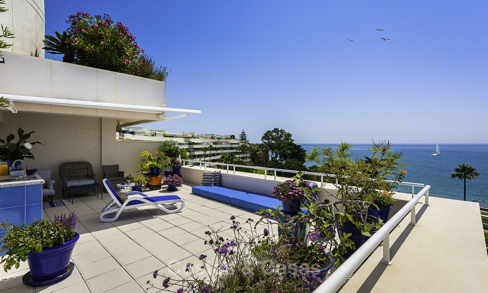 Situé directement sur la plage, penthouse de coin exceptionnel à vendre dans une résidence exclusive et sécurisée, New Golden Mile, Marbella - Estepona 13337