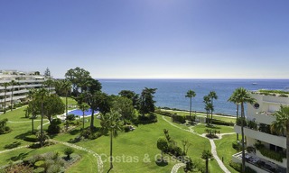 Situé directement sur la plage, penthouse de coin exceptionnel à vendre dans une résidence exclusive et sécurisée, New Golden Mile, Marbella - Estepona 13338 