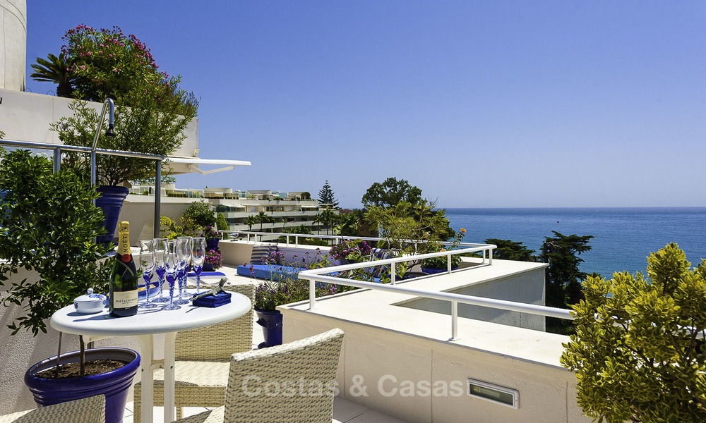 Situé directement sur la plage, penthouse de coin exceptionnel à vendre dans une résidence exclusive et sécurisée, New Golden Mile, Marbella - Estepona 13339