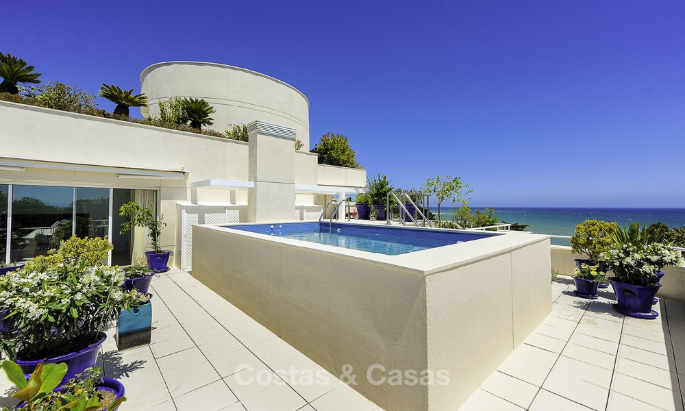 Situé directement sur la plage, penthouse de coin exceptionnel à vendre dans une résidence exclusive et sécurisée, New Golden Mile, Marbella - Estepona 13345