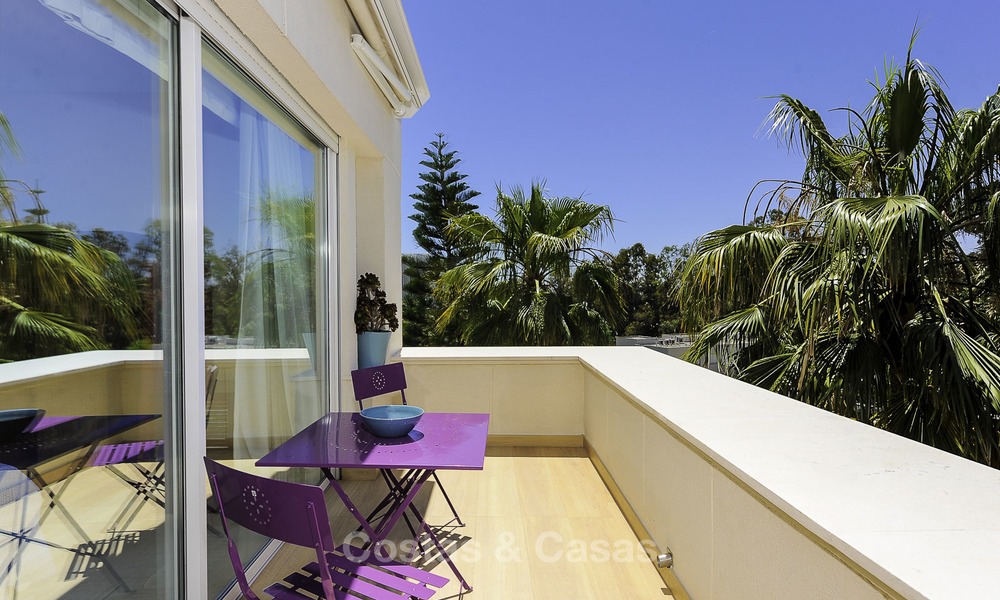 Situé directement sur la plage, penthouse de coin exceptionnel à vendre dans une résidence exclusive et sécurisée, New Golden Mile, Marbella - Estepona 13349