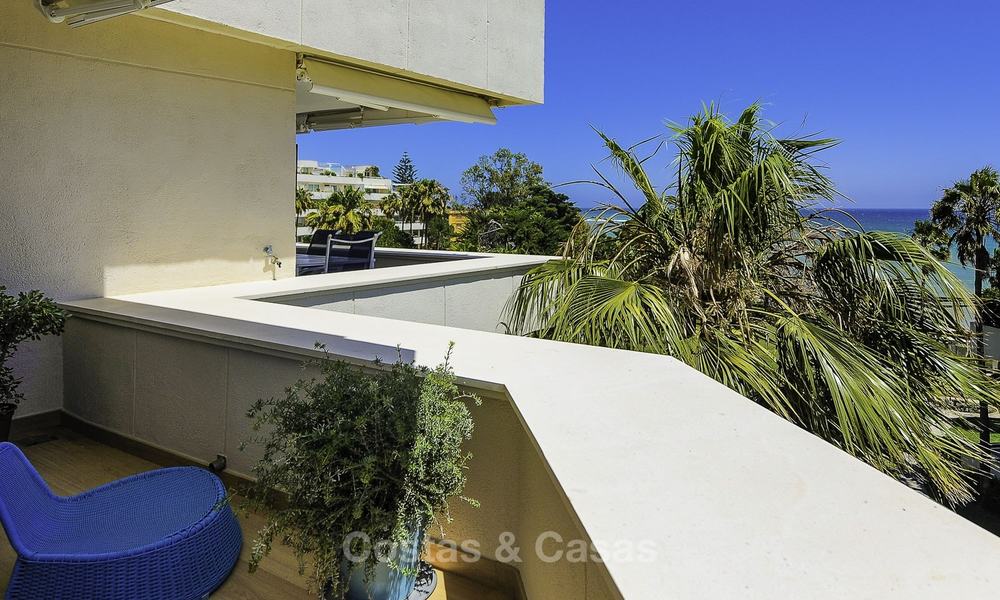 Situé directement sur la plage, penthouse de coin exceptionnel à vendre dans une résidence exclusive et sécurisée, New Golden Mile, Marbella - Estepona 13354