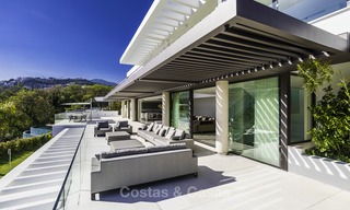 Villa de luxe flambant neuve et moderne avec vue panoramique sur la mer à vendre, prête à emménager, dans une urbanisation chic de golf à Nueva Andalucía, Marbella 13253 