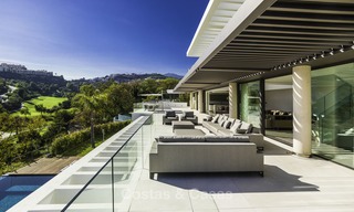 Villa de luxe flambant neuve et moderne avec vue panoramique sur la mer à vendre, prête à emménager, dans une urbanisation chic de golf à Nueva Andalucía, Marbella 13254 