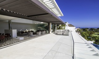 Villa de luxe flambant neuve et moderne avec vue panoramique sur la mer à vendre, prête à emménager, dans une urbanisation chic de golf à Nueva Andalucía, Marbella 13259 