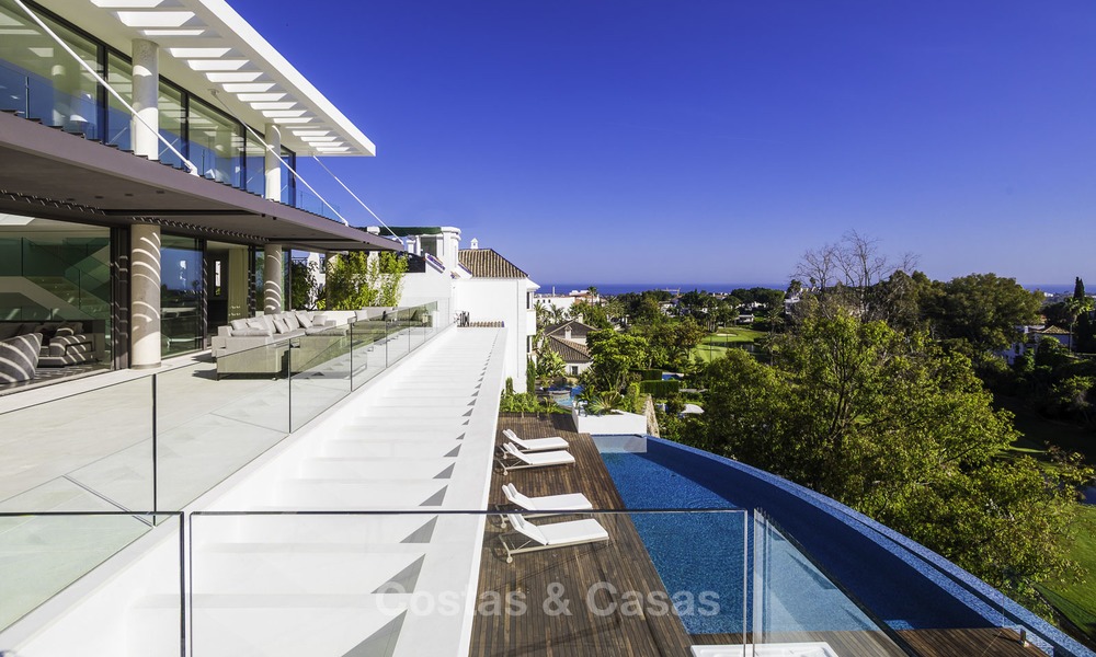 Villa de luxe flambant neuve et moderne avec vue panoramique sur la mer à vendre, prête à emménager, dans une urbanisation chic de golf à Nueva Andalucía, Marbella 13260