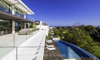 Villa de luxe flambant neuve et moderne avec vue panoramique sur la mer à vendre, prête à emménager, dans une urbanisation chic de golf à Nueva Andalucía, Marbella 13260 
