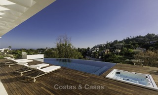 Villa de luxe flambant neuve et moderne avec vue panoramique sur la mer à vendre, prête à emménager, dans une urbanisation chic de golf à Nueva Andalucía, Marbella 13267 