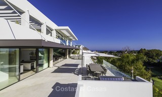 Villa de luxe flambant neuve et moderne avec vue panoramique sur la mer à vendre, prête à emménager, dans une urbanisation chic de golf à Nueva Andalucía, Marbella 13270 