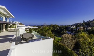 Villa de luxe flambant neuve et moderne avec vue panoramique sur la mer à vendre, prête à emménager, dans une urbanisation chic de golf à Nueva Andalucía, Marbella 13271 