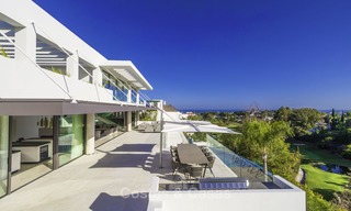 Villa de luxe flambant neuve et moderne avec vue panoramique sur la mer à vendre, prête à emménager, dans une urbanisation chic de golf à Nueva Andalucía, Marbella 13272 