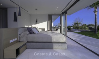 Villa de luxe flambant neuve et moderne avec vue panoramique sur la mer à vendre, prête à emménager, dans une urbanisation chic de golf à Nueva Andalucía, Marbella 13279 