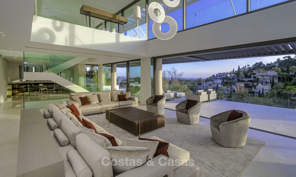 Villa de luxe flambant neuve et moderne avec vue panoramique sur la mer à vendre, prête à emménager, dans une urbanisation chic de golf à Nueva Andalucía, Marbella 13280