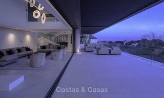 Villa de luxe flambant neuve et moderne avec vue panoramique sur la mer à vendre, prête à emménager, dans une urbanisation chic de golf à Nueva Andalucía, Marbella 13287 