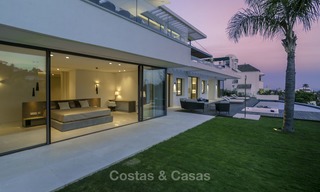 Villa de luxe flambant neuve et moderne avec vue panoramique sur la mer à vendre, prête à emménager, dans une urbanisation chic de golf à Nueva Andalucía, Marbella 13294 
