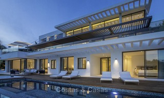 Villa de luxe flambant neuve et moderne avec vue panoramique sur la mer à vendre, prête à emménager, dans une urbanisation chic de golf à Nueva Andalucía, Marbella 13295 