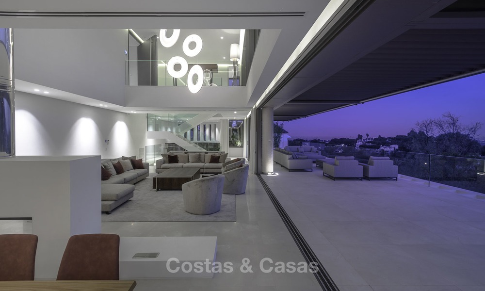 Villa de luxe flambant neuve et moderne avec vue panoramique sur la mer à vendre, prête à emménager, dans une urbanisation chic de golf à Nueva Andalucía, Marbella 13300