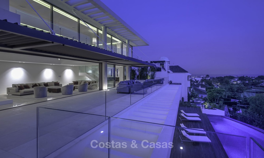 Villa de luxe flambant neuve et moderne avec vue panoramique sur la mer à vendre, prête à emménager, dans une urbanisation chic de golf à Nueva Andalucía, Marbella 13301