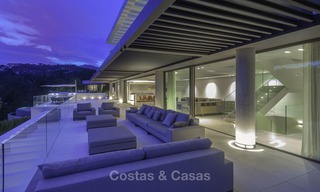 Villa de luxe flambant neuve et moderne avec vue panoramique sur la mer à vendre, prête à emménager, dans une urbanisation chic de golf à Nueva Andalucía, Marbella 13303 