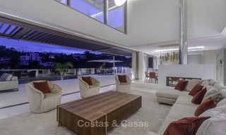 Villa de luxe flambant neuve et moderne avec vue panoramique sur la mer à vendre, prête à emménager, dans une urbanisation chic de golf à Nueva Andalucía, Marbella 13304 