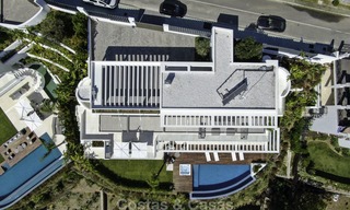 Villa de luxe flambant neuve et moderne avec vue panoramique sur la mer à vendre, prête à emménager, dans une urbanisation chic de golf à Nueva Andalucía, Marbella 13305 