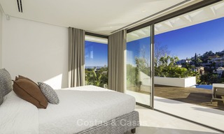 Villa de luxe flambant neuve et moderne avec vue panoramique sur la mer à vendre, prête à emménager, dans une urbanisation chic de golf à Nueva Andalucía, Marbella 13307 