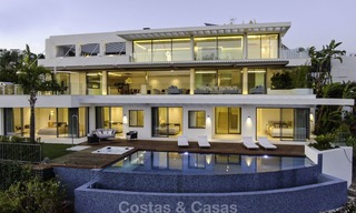 Villa de luxe flambant neuve et moderne avec vue panoramique sur la mer à vendre, prête à emménager, dans une urbanisation chic de golf à Nueva Andalucía, Marbella 13308 