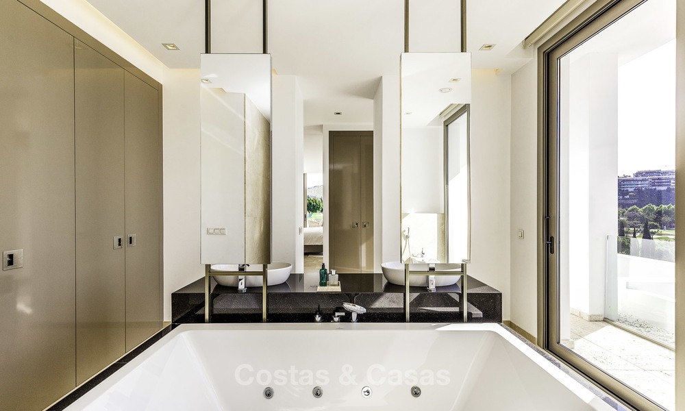 Superbe villa contemporaine de luxe à vendre en première ligne de golf dans un quartier exclusif, Benahavis, Marbella 13404