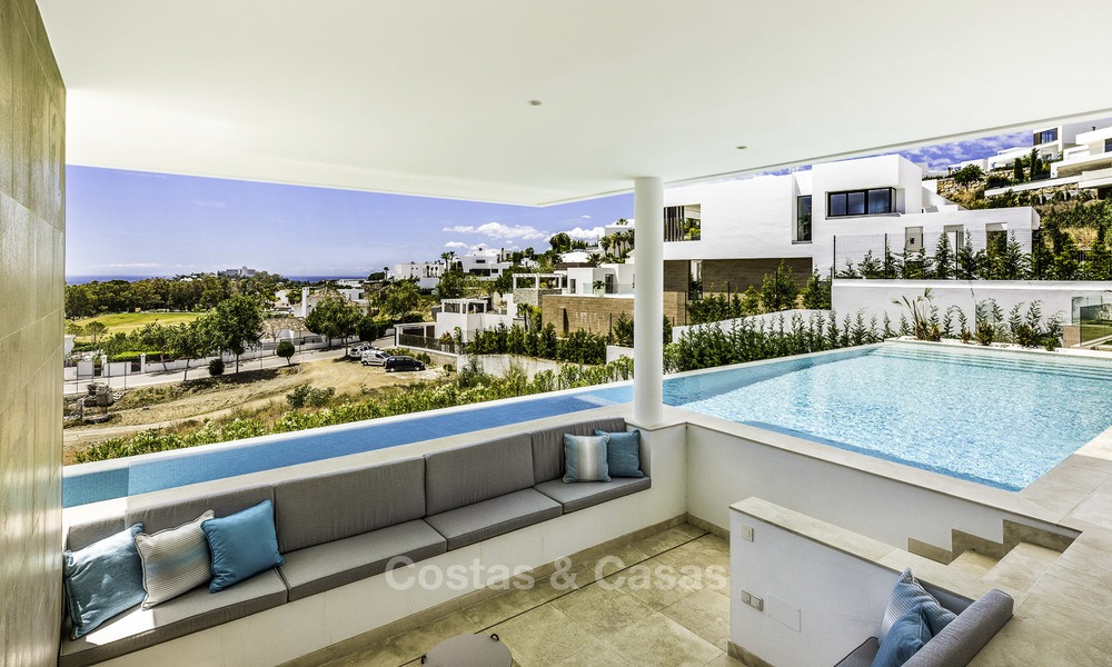 Nouvelle villa moderne avec vue panoramique sur la mer et le golf à vendre, prête à emménager à Benahavis - Marbella 13627