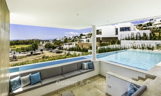 Nouvelle villa moderne avec vue panoramique sur la mer et le golf à vendre, prête à emménager à Benahavis - Marbella 13627 