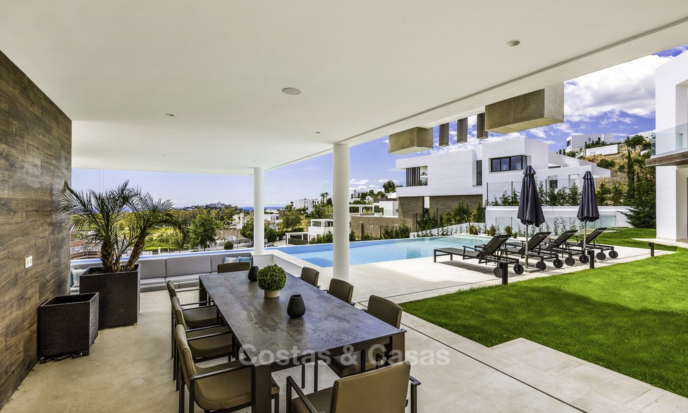 Nouvelle villa moderne avec vue panoramique sur la mer et le golf à vendre, prête à emménager à Benahavis - Marbella 13629