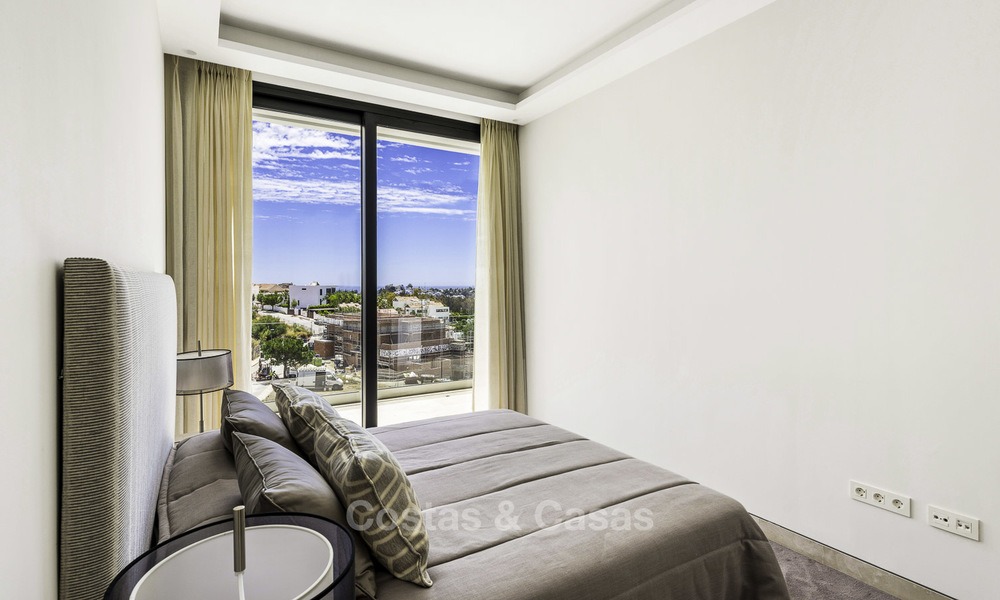 Nouvelle villa moderne avec vue panoramique sur la mer et le golf à vendre, prête à emménager à Benahavis - Marbella 13630